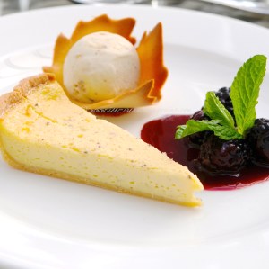 Custard tart, cinnamon ice cream and berry compote © www.inspiredcompany.com© www.ice-cream-magazine.com