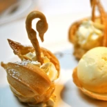 Choux swans with ginger ice cream barquettes©www.ice-cream-magazine.com