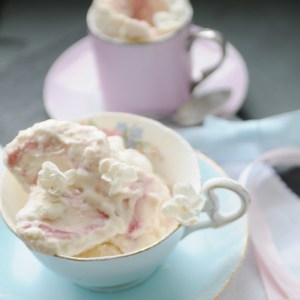 lilac ice cream © www.ice-cream-magazine.com