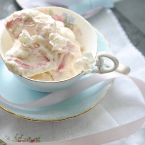 lilac ice cream © www.ice-cream-magazine.com