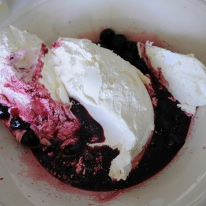 cherry meringue ice cream © www.ice-cream-magazine.com.4