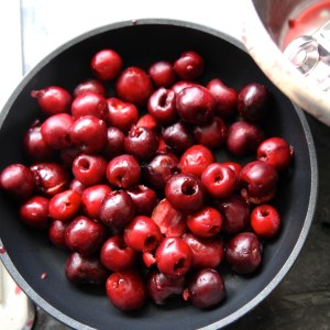 cherry meringue ice cream © www.ice-cream-magazine.com