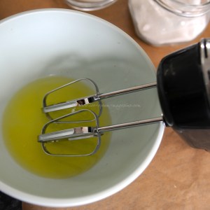 cherry meringue ice cream © www.ice-cream-magazine.com