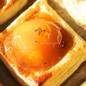 peaches in fragrant rose syrup tuille .6 © www.ice-cream-magazine.com