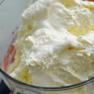 strawberries and cream ice cream © www.ice-cream-magazine.com