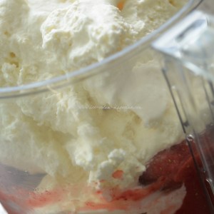 strawberries and cream ice cream © www.ice-cream-magazine.com