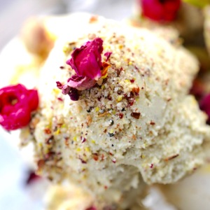 Saffron meringues, pistachio ice cream, rose syrup & sweet dukkah © www.ice-cream-magazine.com
